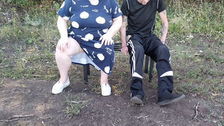 Zona901: En flickvän i en park runkar av min kuk tills...