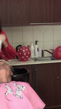 Heiße friseurin victoria june verführt und squirtet in den mund des glücks