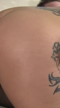 Orta yaşlı seksi kadın syren de mer yarak emmeye aç esmer bir genç kız - premium!
