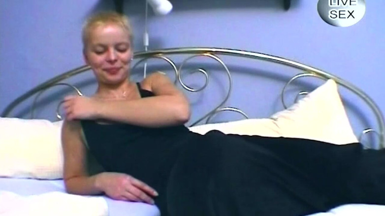 Onlyxfans: La bionda matura vixen fa un deepthroat ad un dildo...