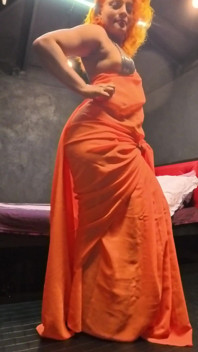 Saree past met naakte grote, koningin Nilmini Sheron