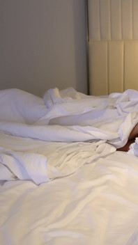 Une belle-mère a besoin de soulager son stress - partage un lit avec E07 - LA MILF Stella