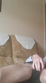 Masturbasi di sofa..