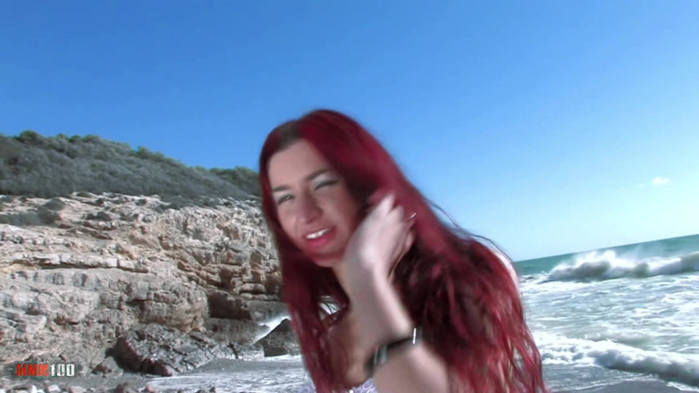 MMM100 Solo: Leuke jonge roodharige Yara die een hete striptease doet in...