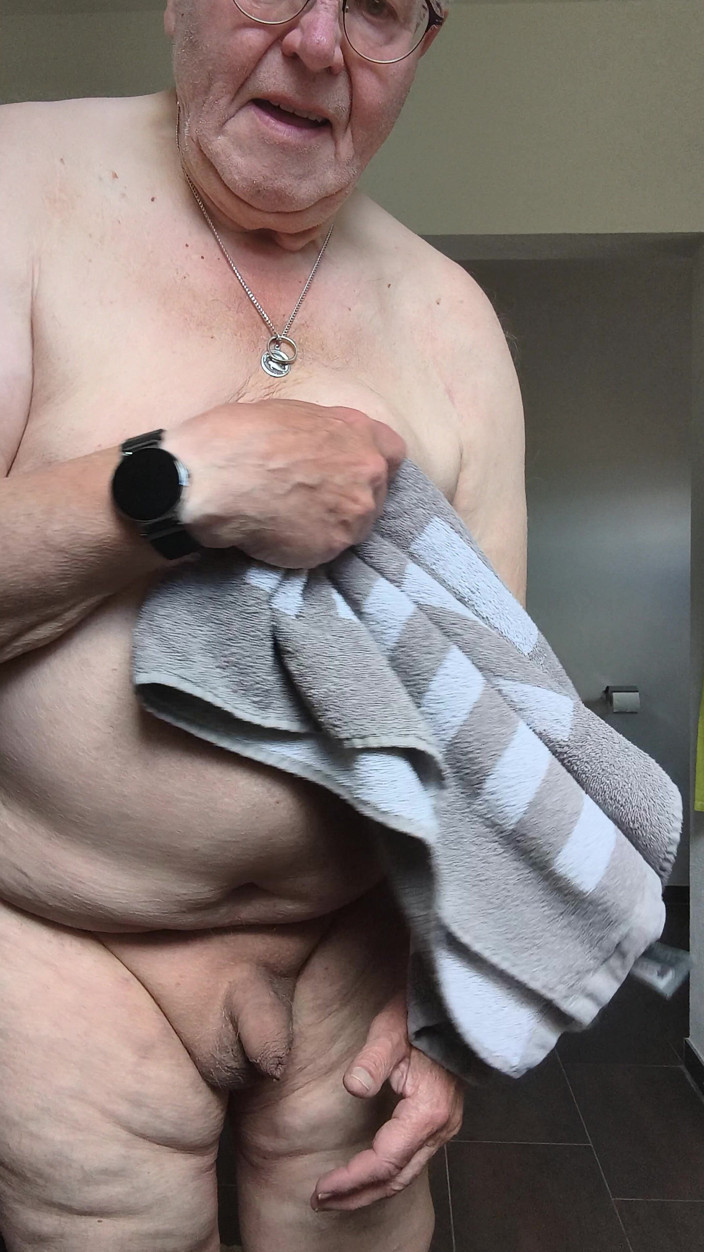 Karlchengeil: After Shower Dry, Shave and Play