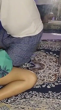 Memek sempit ayah tirinya yang super seksi lagi asik nyepong kontol ayah tirinya sendiri