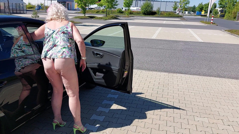 PureVicky66: Oma geil im auto!