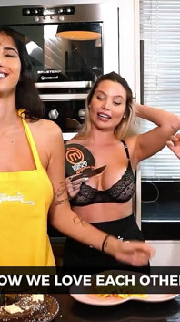 Stoute influencers gespot zonder slipje en met hun borsten op de markt!