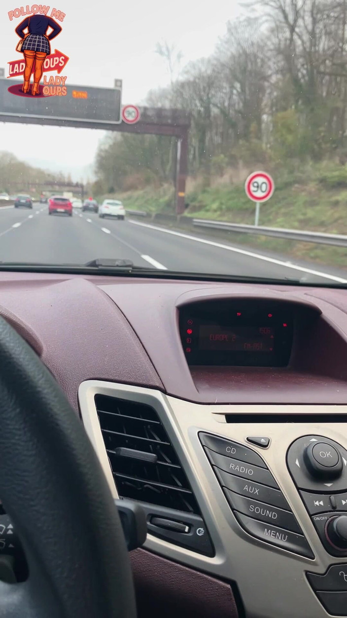 Lady Oups: Salope En Voiture Plug Anal Et Gros Seins Pour La...