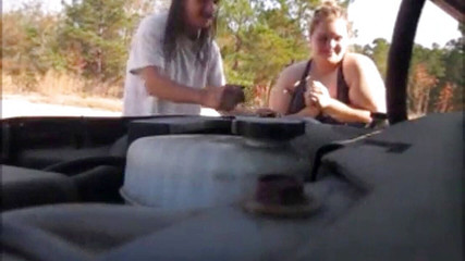 Fat House Wife: Une femme laisse le voisin l'inséminer dehors en l'abandonnant facilement...