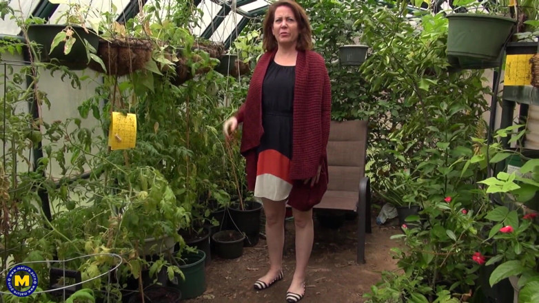 Mature NL: 淫荡熟女Brie喜欢在她的花园里做她的阴户
