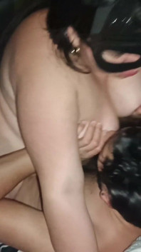 Notte da solo, baciando il bel seno grande di mia moglie