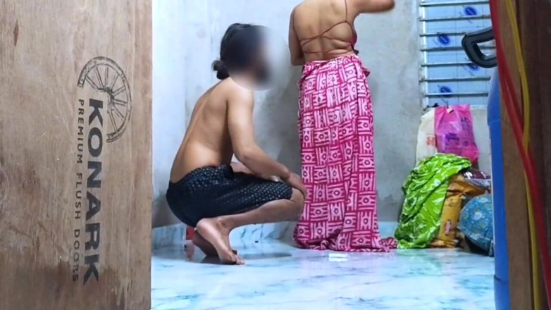 Fantacycutting: A Sexy Bhabi Kapra Indiana Muda Kar Rahi Essa Tab...