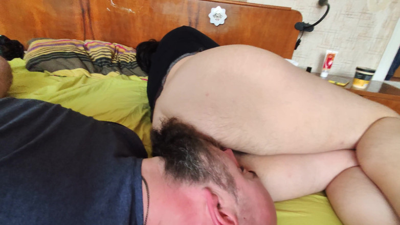 Hairy Homemade Amateur Orgasms: Fästman ber mig att rengöra min röv, och han är så...