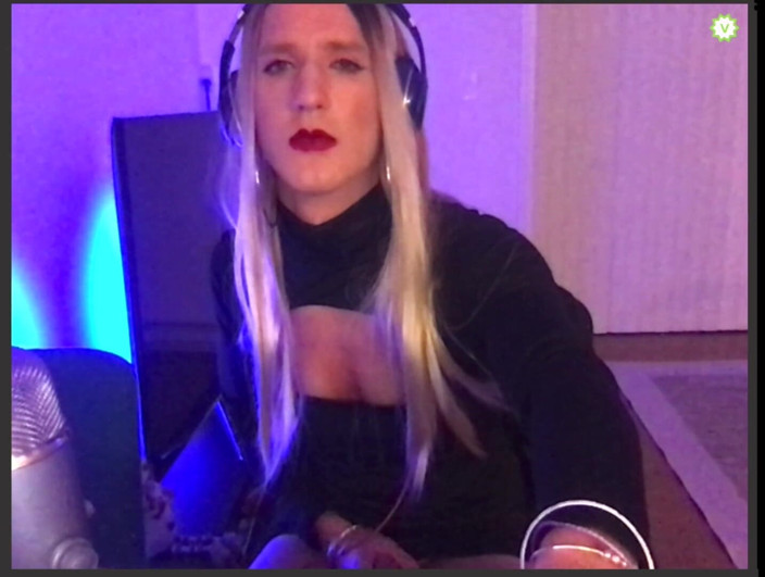 Sissy Bailey Wilde: Супер сексуальная сисси перед камерой соло