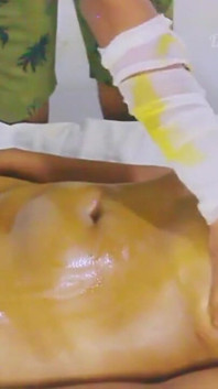 Fodendo com uma das massagistas durante uma massagem no spa por uma rica tia peituda do Sri Lanka Gozando ao lado
