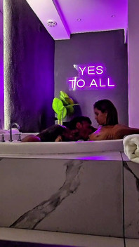 Za kamerou v motelové vířivce. Masturbace a sex.