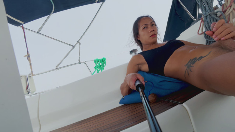 Princesss: Trans großer cumshot, während auf dem boot segeln