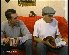 Rue Chaude: Papi, ev yardımını parçalamak için destek istiyor.