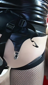 Pantat pacar dengan baju lateks bikin lubang pantatnya menganga - ngentot pakai strap-on sampai orgasme intens