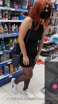 用远程振动器购物时的红发女郎高潮
