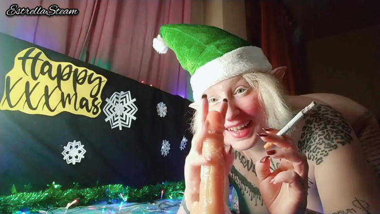 Estrella Steam: Elfo se masturba mientras fuma