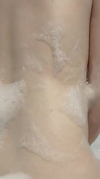 Waiting for a big and hard dick with me in the bath