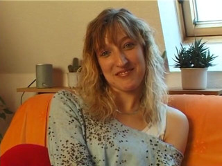 German Classic Porn videos: Angela no tiene experiencia en el negocio del porno