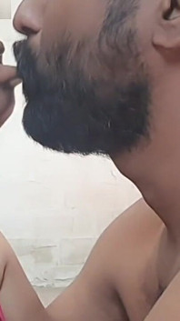Madrastra y hijastro en primer beso