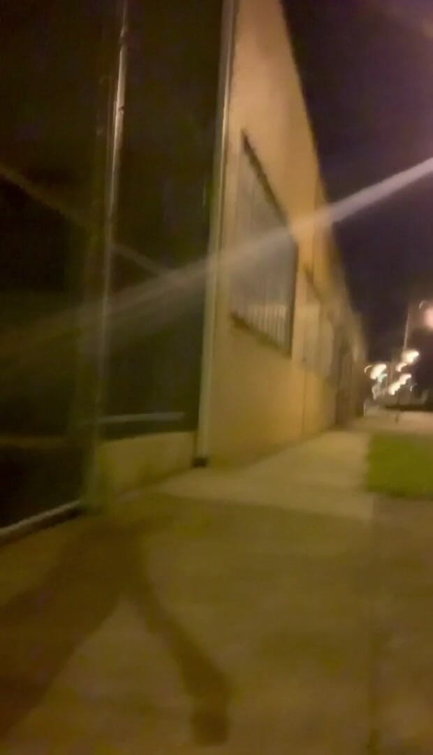 CindieLove: Downtown wandelen in slipje Langs de weg bank anale dildo...