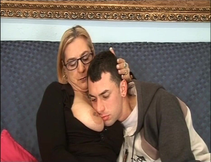 XTime Vod: Mijando, chupando milf fodendo