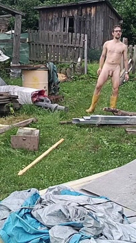Naakt in de tuin: vies achtervolgen in het zwembad