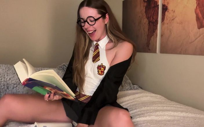 Nadia Foxx: 用我的魔法棒歇斯底里地读哈利波特，并试图不射精！！