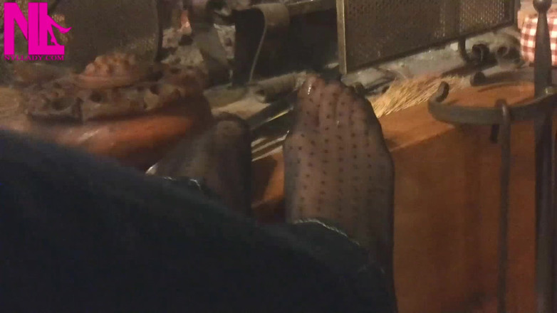 Nyllady: Je réchauffe mes pieds flexibles au coin de la cheminée