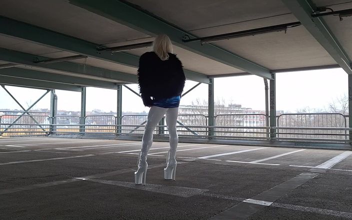 Strapsex: Gina trang phục ii