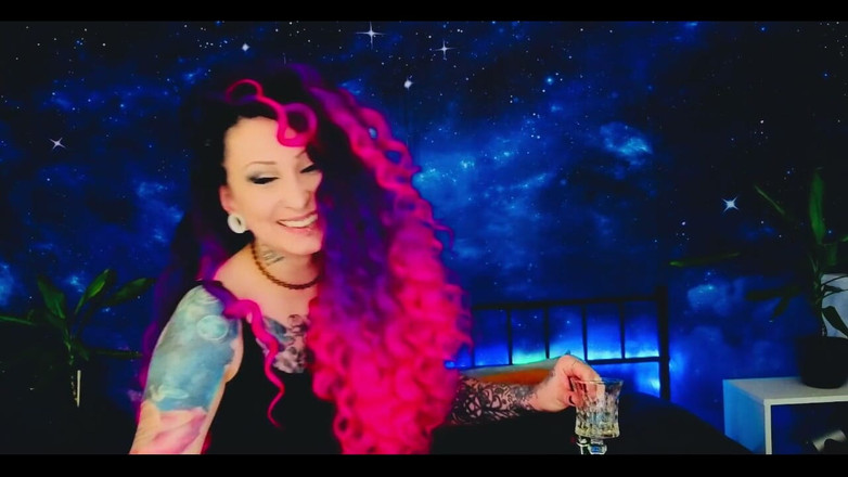 Marta Katze: Momento de maullar de mi puta transmisión de cumpleaños