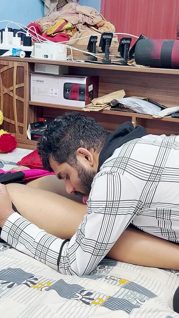 Vaishnavysharunraj: 马来亚老板女孩的脚按摩由男孩工作人员
