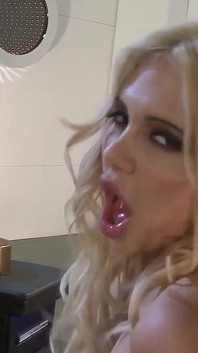 Carmel Moore는 단단하고 벨벳 같은 젖탱이와 금발의 창녀로 섹스를 좋아하고 펠라를 해주는 창녀입니다.