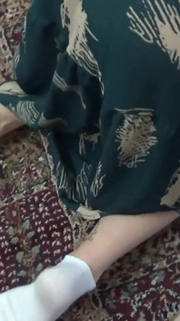 トルコの大きなお尻の継母は、夫が仕事中に彼女の継息子に犯されました