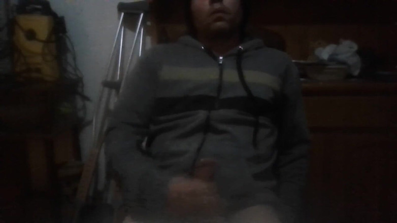 PablitaGatita: Tip sexy! Băiatul sexy își scoate tot laptele!