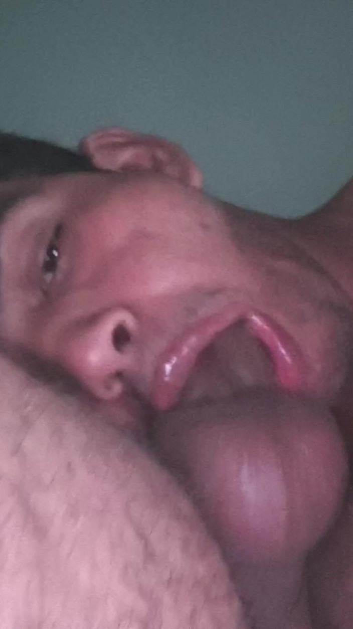 Sa123bh: 我正在吮吸坚硬的鸡巴最好的朋友