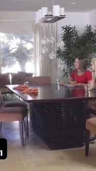 Swappz - Elsa Jean e Liza Rowe querem foder seus padrastos de férias