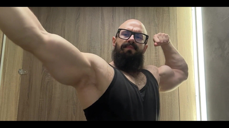 Mister Stone: Ciesz się widokiem mojego grubego mięsistego bicepsa podskakujących w zwolnionym...
