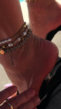 Long toenails heeljob di luar ruangan - tante seksi rambut pirang dicrot di sepatu hak tinggi di tepi kolam renang