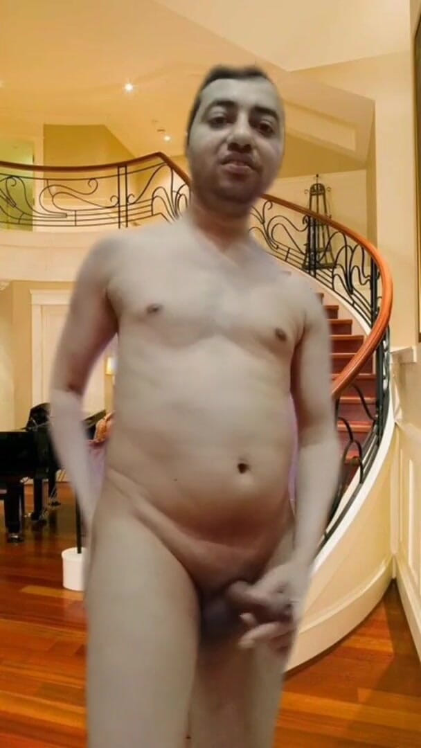 Cute & Nude Crossdresser: Un garçon nu dans un couloir virtuel montre son corps...
