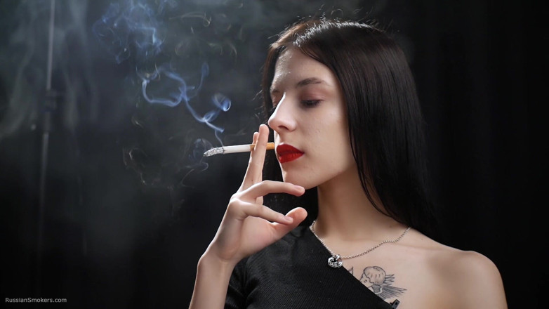 Russian Smokers: สาวผอมกําลังสูบบุหรี่สองแดง