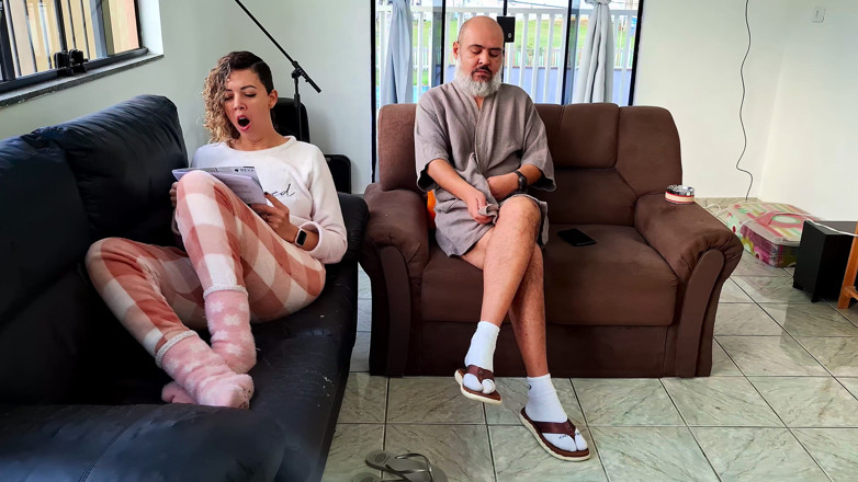 Gabi SweetCouplesStories: Mi padrastro se estaba masturbando, así que le ayudé y...
