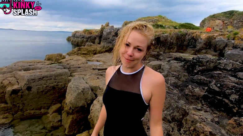 UKCuteGirl Lucy Lauren: Эротический стриптиз под водой в купальнике: соблазнение обнаженной в море
