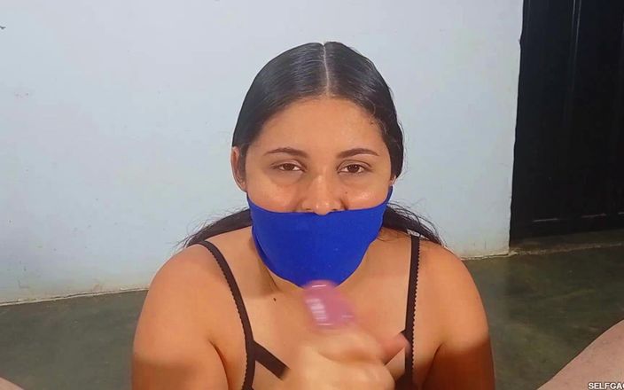 Selfgags Latina Bondage: Sock over-the-mouth amordaçada latina amadora de 20 anos dá punheta como...
