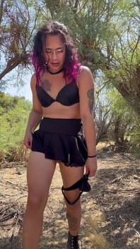 TS Desert Stripperin zieht sich draußen nackt aus